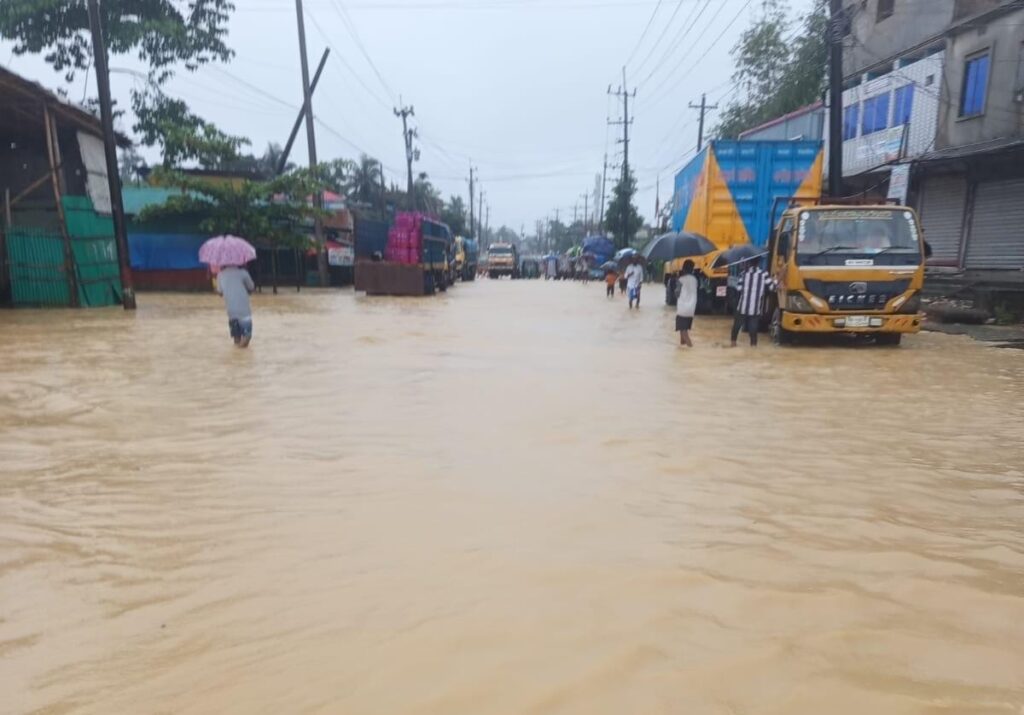 কোমরসমান পানিতে স্থবির কক্সবাজার-টেকনাফ সড়ক, চরম দুর্ভোগে হাজারো মানুষ