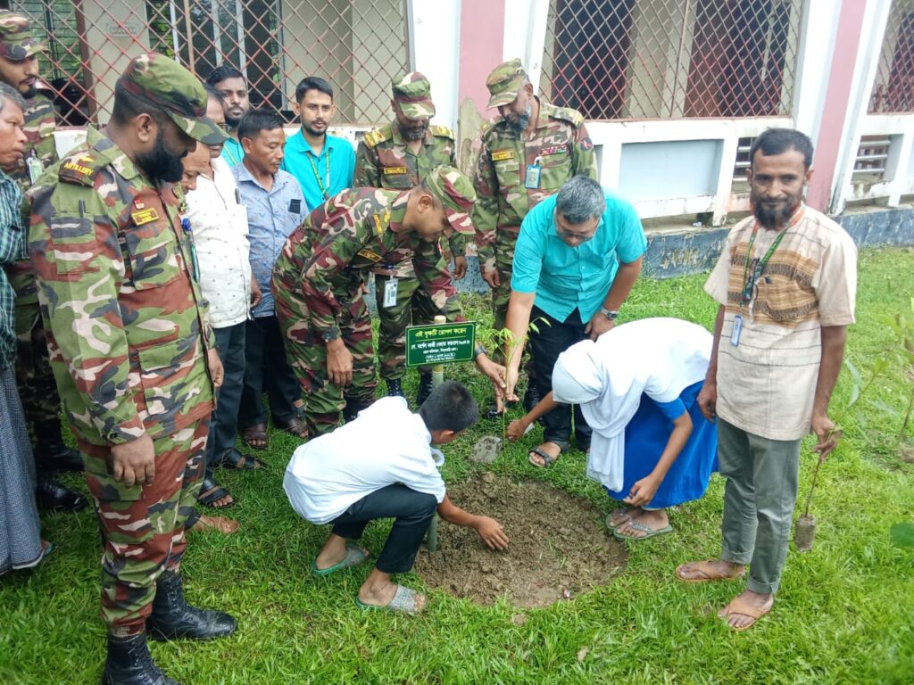 গুইমারার সিন্দুকছড়িতে সেনাবাহিনীর উদ্যোগে বৃক্ষরোপণ ও ৬ শতাধিক চারা বিতরণ