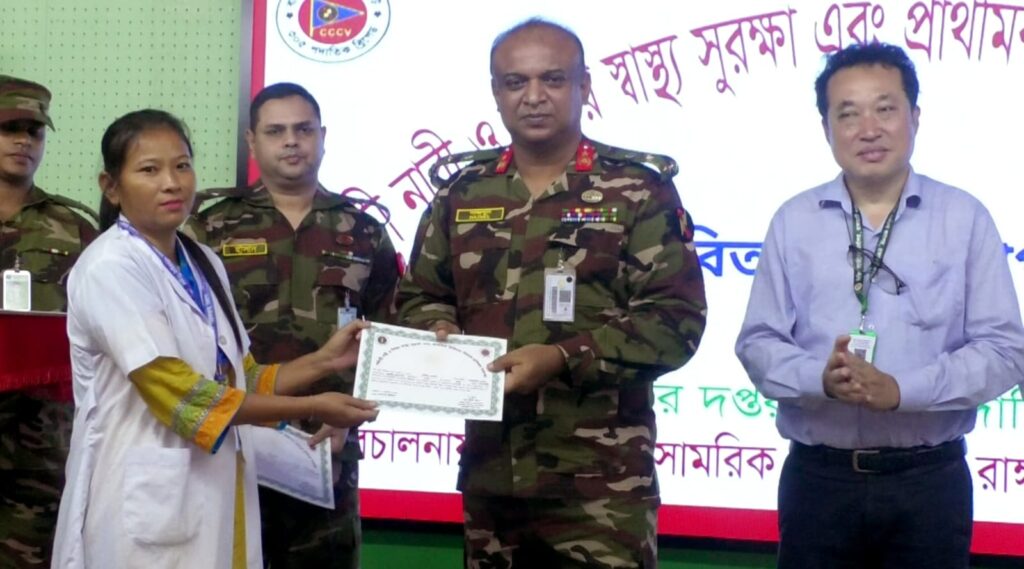 রাঙামাটিতে মাতৃ ও শিশুর স্বাস্থ্যসেবায় ১০ দিনের প্রশিক্ষণ শেষে ১৫ জনকে সনদ দিল সেনাবাহিনী