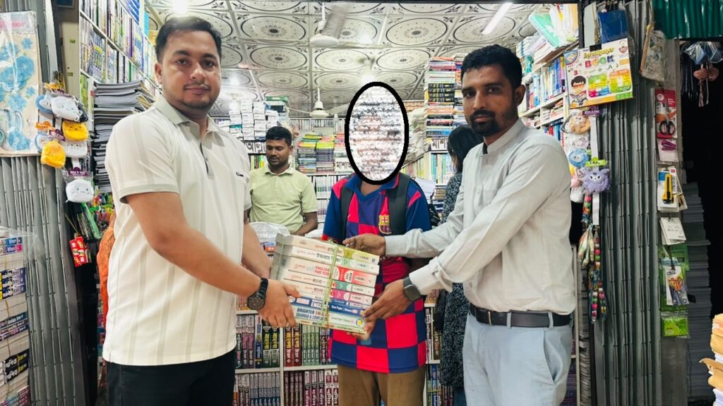 অসহায় মেধাবী শিক্ষার্থীর পাশে জেলা পরিষদ সদস্য হাবীব, উপহার দিলেন পাঠ্যবই
