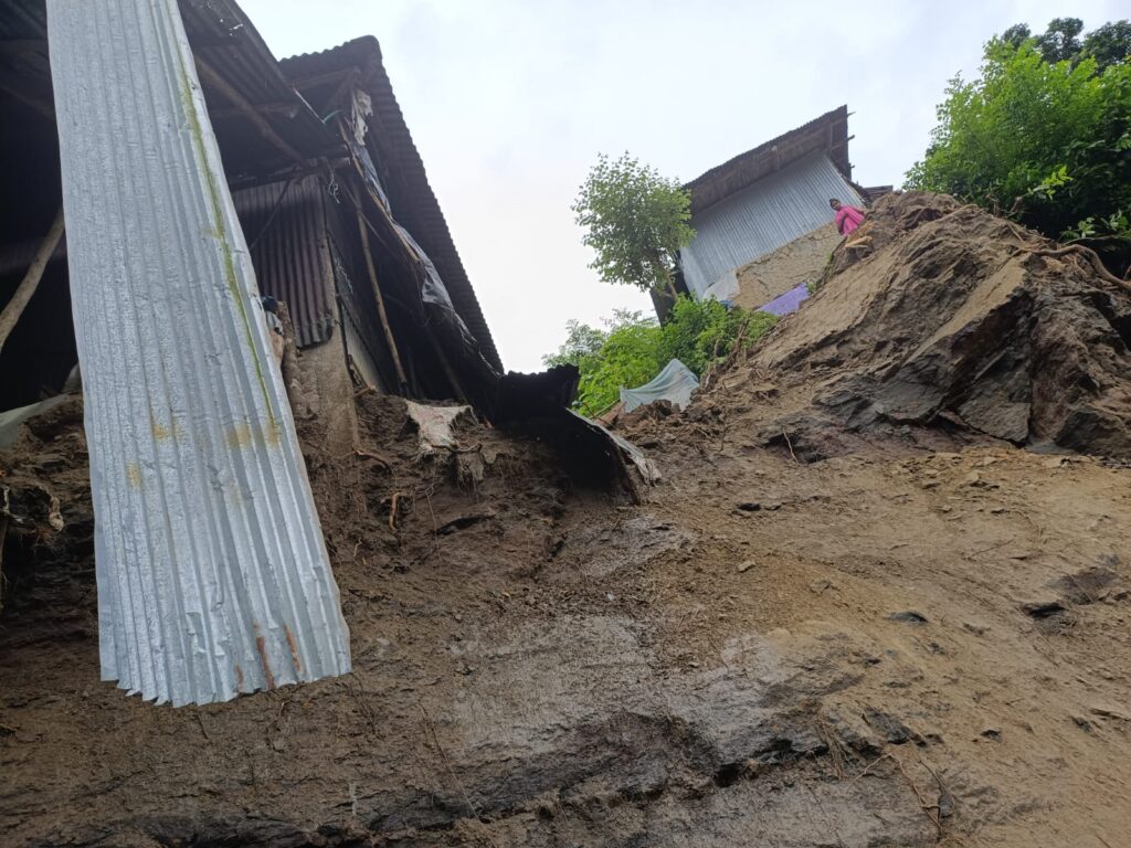 কাপ্তাইয়ে টানা বৃষ্টিতে বসতঘরের একাংশ ধস, পরিদর্শন করলেন ইউএনও