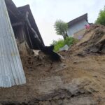 কাপ্তাইয়ে টানা বৃষ্টিতে বসতঘরের একাংশ ধস, পরিদর্শন করলেন ইউএনও