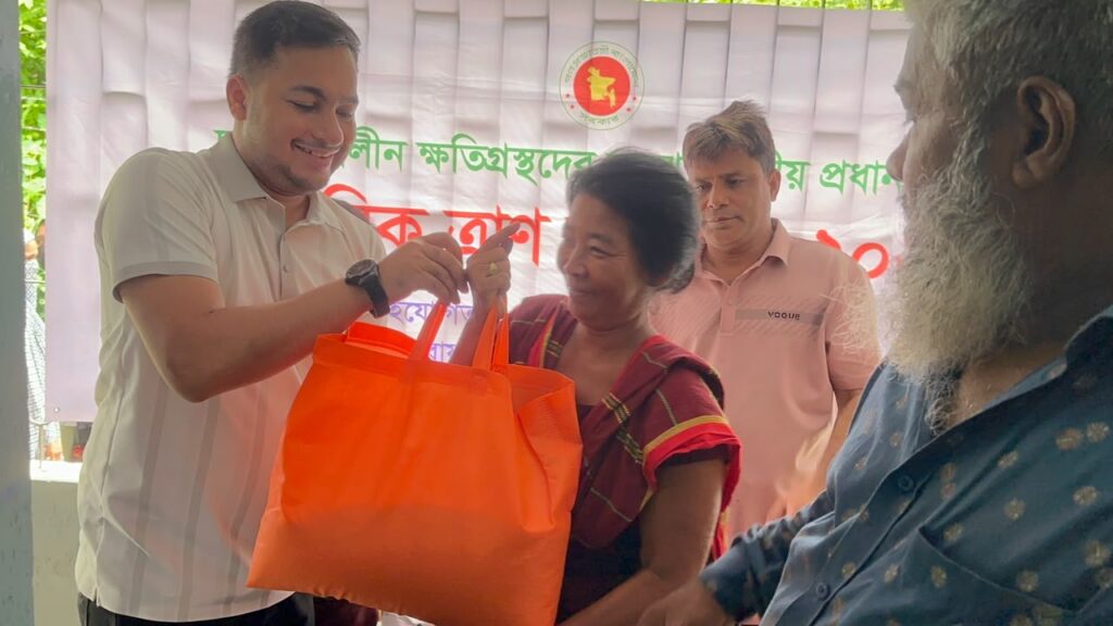 রাঙামাটিতে পাহাড় ধস ও বন্যায় ক্ষতিগ্রস্ত ১৩শ পরিবারকে জেলা পরিষদের খাদ্য সহায়তা