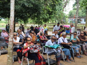 জার্নাল প্রতিবেদক পার্বত্য চট্টগ্রামের দুর্গম এলাকার মানুষের জন্য চিকিৎসাসেবা আরও সহজলভ্য করতে বাংলাদেশ সেনাবাহিনীর দীঘিনালা জোনের উদ্যোগে চক্ষু অপারেশন-পরবর্তী রোগীদের নিয়ে ফলো-আপ মেডিকেল ক্যাম্প অনুষ্ঠিত হয়েছে। অপারেশনের পর রোগীদের শারীরিক অবস্থা পর্যবেক্ষণ, প্রয়োজনীয় চিকিৎসা পরামর্শ এবং ওষুধ সরবরাহের মাধ্যমে এই কার্যক্রম পরিচালনা করা হয়। শুক্রবার (৭ আগস্ট) দীঘিনালা জোন সদর দপ্তরে দিনব্যাপী এ ফলো-আপ চিকিৎসা কার্যক্রম অনুষ্ঠিত হয়। এতে চট্টগ্রামের লায়ন্স চ্যারিটেবল আই হাসপাতালের দুইজন বিশেষজ্ঞ চিকিৎসক ও একজন প্যারামেডিক অংশ নেন। ক্যাম্পে গত ২৫ জুলাই লায়ন্স চ্যারিটেবল আই হাসপাতালে চক্ষু অপারেশন সম্পন্ন করা ২৮ জন রোগীর স্বাস্থ্য পরীক্ষা করা হয়। তাঁদের মধ্যে ১৩ জন পাহাড়ি এবং ১৫ জন বাঙালি রোগী ছিলেন। অপারেশনের পর প্রত্যন্ত এলাকায় বসবাসকারী এসব রোগীর নিয়মিত চিকিৎসা তদারকি নিশ্চিত করতেই এই ফলো-আপ কার্যক্রমের আয়োজন করা হয়। চিকিৎসকরা রোগীদের চোখের অপারেশন-পরবর্তী অবস্থা পরীক্ষা করে প্রয়োজনীয় চিকিৎসা পরামর্শ দেন। একই সঙ্গে চোখের পরিচর্যা, নিয়মিত ওষুধ ব্যবহার, দৈনন্দিন চলাফেরায় সতর্কতা এবং পরবর্তী সময়ে কী কী বিষয় মেনে চলতে হবে সে বিষয়ে রোগী ও তাঁদের স্বজনদের বিস্তারিত দিকনির্দেশনা দেওয়া হয়। প্রয়োজন অনুযায়ী রোগীদের বিনামূল্যে প্রয়োজনীয় ওষুধও সরবরাহ করা হয়। দীঘিনালা জোনের রেজিমেন্টাল মেডিকেল অফিসারের (আরএমও) তত্ত্বাবধানে পরিচালিত এ কার্যক্রমে চিকিৎসাসেবার পাশাপাশি রোগীদের অপারেশন-পরবর্তী স্বাস্থ্যগত অগ্রগতিও পর্যবেক্ষণ করা হয়। এতে চক্ষু অস্ত্রোপচারের পর কোনো রোগী যেন চিকিৎসা তদারকি থেকে বাদ না পড়েন, সে বিষয়টিকে গুরুত্ব দেওয়া হয়। পার্বত্য চট্টগ্রামের প্রত্যন্ত ও দুর্গম অঞ্চলে বসবাসকারী মানুষের জন্য নিয়মিত বিশেষায়িত চিকিৎসাসেবা পাওয়া অনেক সময় কঠিন হয়ে পড়ে। বিশেষ করে অস্ত্রোপচারের পর নিয়মিত ফলো-আপের প্রয়োজন হলেও দূরত্ব, যাতায়াত ব্যয় ও আর্থিক সীমাবদ্ধতার কারণে অনেক রোগী কাঙ্ক্ষিত চিকিৎসা নিতে পারেন না। এমন বাস্তবতায় দীঘিনালা জোনের উদ্যোগে স্থানীয় পর্যায়ে ফলো-আপ চিকিৎসা পাওয়ার সুযোগ তৈরি হওয়ায় রোগী ও স্বজনদের মধ্যে স্বস্তি দেখা যায়। চিকিৎসা নিতে আসা রোগী ও তাঁদের স্বজনরা জানান, চক্ষু অপারেশনের পর আবার দূরের হাসপাতালে গিয়ে চিকিৎসা নেওয়া অনেকের জন্য কষ্টসাধ্য। দীঘিনালা জোন সদর দপ্তরে ফলো-আপের ব্যবস্থা করায় তাঁদের সময়, যাতায়াতের কষ্ট ও অতিরিক্ত ব্যয় অনেকটাই কমেছে। একই সঙ্গে বিশেষজ্ঞ চিকিৎসকদের কাছ থেকে সরাসরি পরামর্শ ও প্রয়োজনীয় ওষুধ পাওয়ায় তাঁরা উপকৃত হয়েছেন। রোগী ও তাঁদের স্বজনরা এ উদ্যোগের জন্য বাংলাদেশ সেনাবাহিনী এবং লায়ন্স চ্যারিটেবল আই হাসপাতাল, চট্টগ্রামের প্রতি আন্তরিক কৃতজ্ঞতা প্রকাশ করেন। তাঁদের মতে, শুধু অস্ত্রোপচার করানো নয়, অপারেশনের পর রোগীদের নিয়মিত খোঁজ নেওয়া ও চিকিৎসা তদারকির ব্যবস্থা করা অত্যন্ত গুরুত্বপূর্ণ। এ ধরনের উদ্যোগ দুর্গম এলাকার মানুষের চিকিৎসাসেবার প্রতি আস্থা আরও বাড়াতে সহায়ক হবে। সংশ্লিষ্টরা জানান, দুর্গম পার্বত্য এলাকায় বসবাসকারী সাধারণ মানুষের কাছে স্বাস্থ্যসেবা পৌঁছে দিতে বাংলাদেশ সেনাবাহিনী বিভিন্ন সময়ে চিকিৎসা ক্যাম্প, বিশেষজ্ঞ চিকিৎসাসেবা এবং মানবিক সহায়তা কার্যক্রম পরিচালনা করে আসছে। এরই ধারাবাহিকতায় চক্ষু অপারেশন-পরবর্তী রোগীদের জন্য এই ফলো-আপ মেডিকেল ক্যাম্পের আয়োজন করা হয়েছে। বাংলাদেশ সেনাবাহিনীর দীঘিনালা জোনের পক্ষ থেকে জানানো হয়েছে, পার্বত্য চট্টগ্রামের দুর্গম এলাকায় বসবাসরত জনগণের মানসম্মত স্বাস্থ্যসেবা নিশ্চিত করা এবং প্রয়োজনের সময় তাঁদের পাশে দাঁড়ানোর লক্ষ্যে এ ধরনের জনকল্যাণমূলক কার্যক্রম ভবিষ্যতেও অব্যাহত থাকবে। চক্ষু চিকিৎসার মতো গুরুত্বপূর্ণ ও বিশেষায়িত সেবা প্রত্যন্ত মানুষের দোরগোড়ায় পৌঁছে দেওয়ার পাশাপাশি অপারেশন-পরবর্তী চিকিৎসা নিশ্চিত করার এই উদ্যোগকে স্থানীয়রা মানবিক ও সময়োপযোগী পদক্ষেপ হিসেবে দেখছেন। তাঁদের প্রত্যাশা, এ ধরনের ধারাবাহিক স্বাস্থ্যসেবা কার্যক্রমের মাধ্যমে দুর্গম এলাকার আরও বেশি মানুষ চিকিৎসার সুযোগ পাবেন এবং স্বাভাবিক জীবনে ফিরতে সক্ষম হবেন। অন্যান্য খবর জানতে এখানে ক্লিক করুন। ফেসবুকে আমাদের ফলো দিয়ে সর্বশেষ সংবাদের সাথে থাকুন। ইউটিউবেও আছি আমরা। সাবস্ক্রাইব করে ঘুরে আসুন ডিজিটাল কন্টেন্টের দুনিয়ায়।