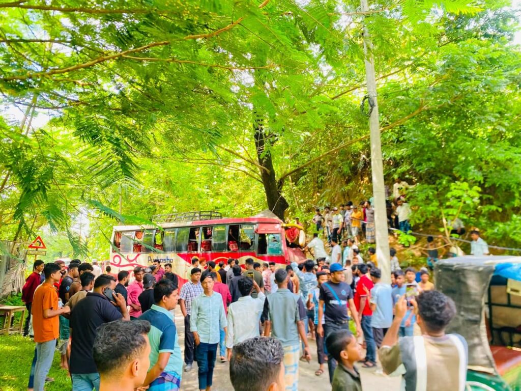 আলীকদমে চাকা ব্লাস্ট হয়ে মাতামুহুরি পরিবহনের বাস দুর্ঘটনা, আহত ১১
