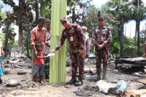 লংগদুতে অগ্নিকাণ্ডে ক্ষতিগ্রস্ত পরিবারের পাশে বিজিবি, দেওয়া হলো টিন ও নগদ সহায়তা