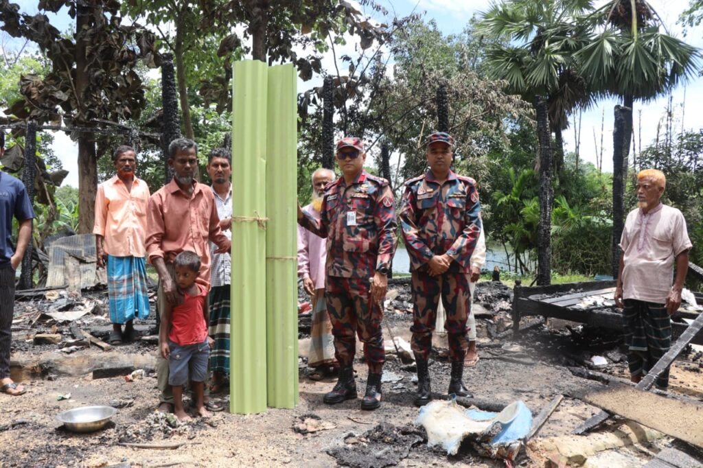 লংগদুতে অগ্নিকাণ্ডে ক্ষতিগ্রস্ত পরিবারের পাশে বিজিবি, দেওয়া হলো টিন ও নগদ সহায়তা