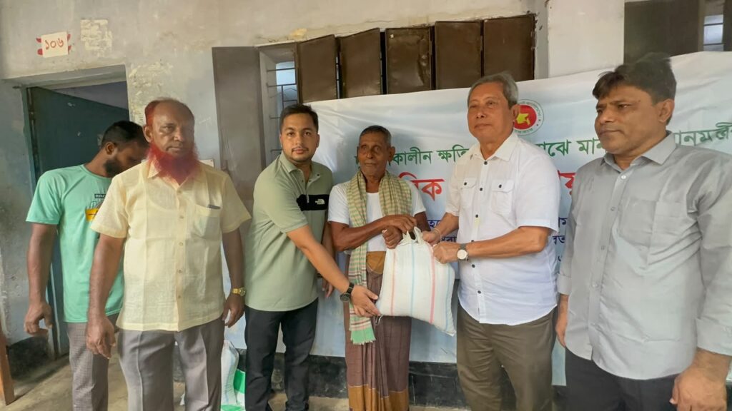 রাঙামাটির রিজার্ভ বাজারে পাহাড় ধস ও বন্যায় ক্ষতিগ্রস্তদের মাঝে জেলা পরিষদের খাদ্য সহায়তা