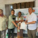 রাঙামাটির রিজার্ভ বাজারে পাহাড় ধস ও বন্যায় ক্ষতিগ্রস্তদের মাঝে জেলা পরিষদের খাদ্য সহায়তা