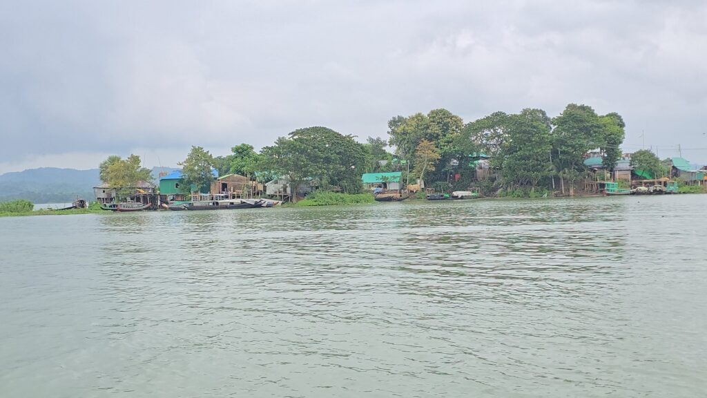 ১০৫ দিনের নিষেধাজ্ঞা শেষে কাপ্তাই হ্রদে ফিরছে প্রাণচাঞ্চল্য, মাছ শিকারে প্রস্তুত জেলেরা