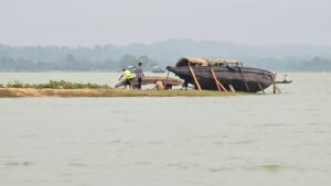১০৫ দিনের নিষেধাজ্ঞা শেষে কাপ্তাই হ্রদে ফিরছে প্রাণচাঞ্চল্য, মাছ শিকারে প্রস্তুত জেলেরা