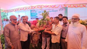বন্যার পর পাহাড়ধসের ঝুঁকি কমাতে রোয়াংছড়িতে ২০ হাজার চারা বিতরণ