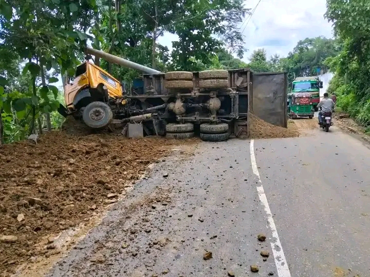 বান্দরবানে বালুবাহী ট্রাক উল্টে চালক নিহত, আহত হেলপার
