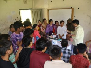মানুষের দোরগোড়ায় স্বাস্থ্যসেবা পৌঁছে দিতে প্রাথমিক চিকিৎসা প্রশিক্ষণ ও কিট বিতরণ করল সেনাবাহিনী