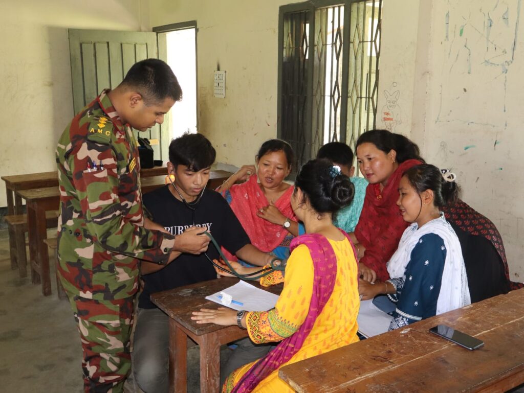 মানুষের দোরগোড়ায় স্বাস্থ্যসেবা পৌঁছে দিতে প্রাথমিক চিকিৎসা প্রশিক্ষণ ও কিট বিতরণ করল সেনাবাহিনী