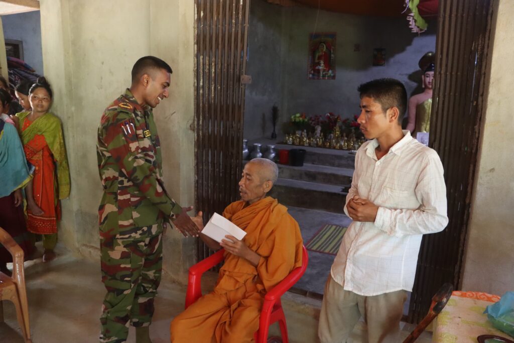 সম্প্রীতির বার্তা নিয়ে রাঙামাটির লংগদুতে ক্যান্সার আক্রান্ত রিয়েল চাকমার পিতার পাশে দাঁড়াল সেনাবাহিনী