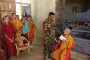 সম্প্রীতির বার্তা নিয়ে রাঙামাটির লংগদুতে ক্যান্সার আক্রান্ত রিয়েল চাকমার পিতার পাশে দাঁড়াল সেনাবাহিনী