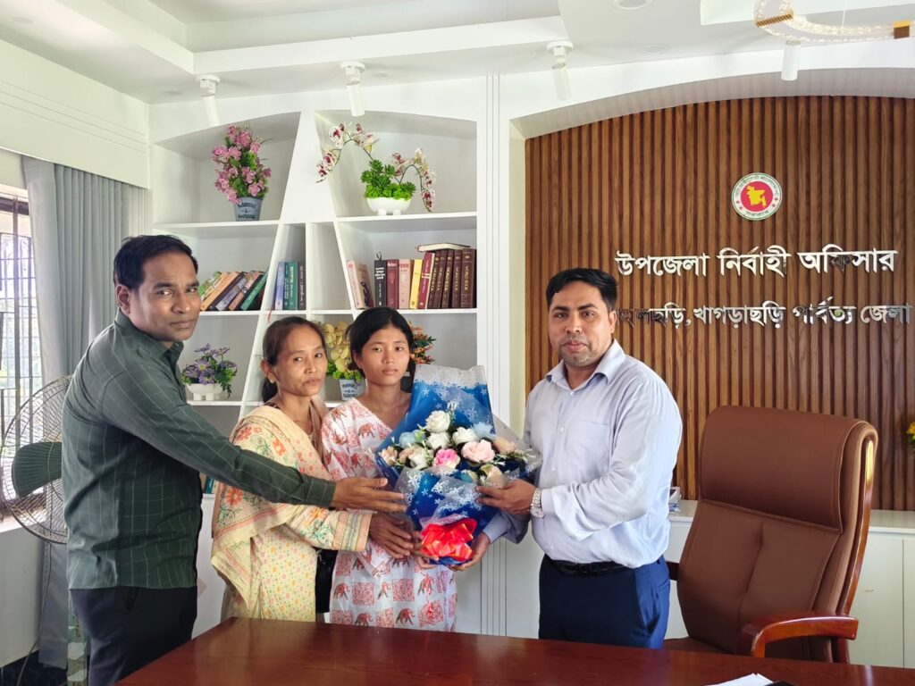 মহালছড়িতে একমাত্র জিপিএ-৫ পাওয়া টুম্পাকে উপজেলা প্রশাসনের সংবর্ধনা