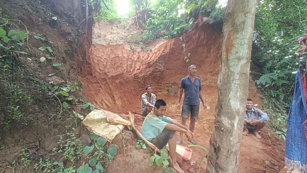 কুতুকছড়িতে দিনদুপুরে পাহাড় কাটার অভিযোগ, জিপে করে সরানো হচ্ছে মাটি