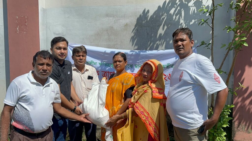 রাঙামাটিতে দুর্যোগকবলিত ১,৪০০ পরিবার পেল জেলা পরিষদের খাদ্য সহায়তা