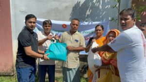 রাঙামাটিতে দুর্যোগকবলিত ১,৪০০ পরিবার পেল জেলা পরিষদের খাদ্য সহায়তা