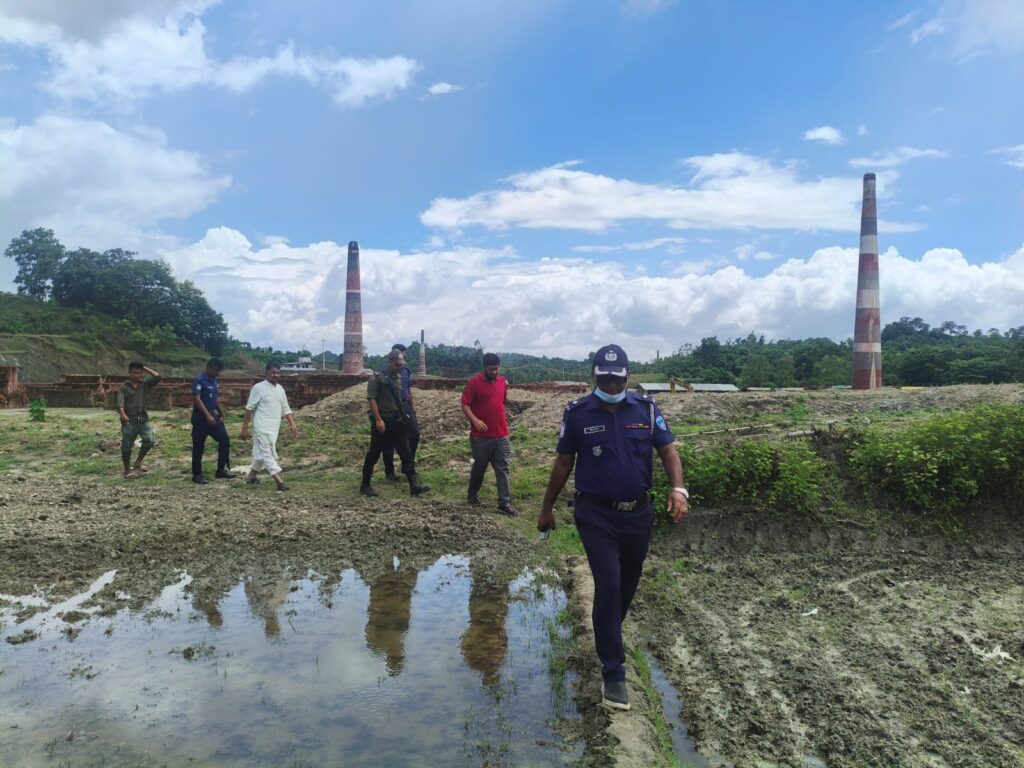 সংবাদ প্রকাশের পর লামার ফাইতংয়ে পাহাড় কাটায় ৫ ইটভাটাকে সাড়ে ৩ লাখ টাকা জরিমানা