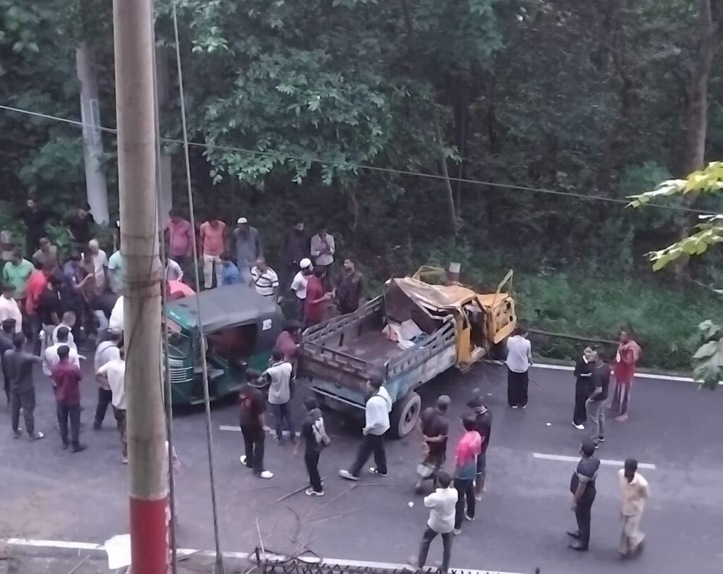রাঙামাটিতে পিকআপ উল্টে নিহত ৩, আহত ৩