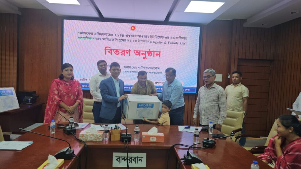 বান্দরবানে বন্যায় ক্ষতিগ্রস্ত শিশুদের মাঝে ইউনিসেফের ৪০০ কিট বিতরণ