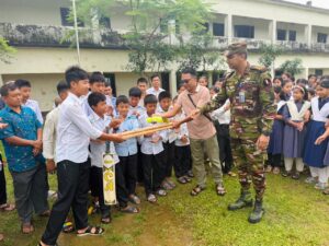 লক্ষীছড়িতে শিক্ষার্থীদের পাশে সেনাবাহিনী, দুল্লাতলী হাই স্কুলে বেঞ্চ ও ক্রীড়া সামগ্রী বিতরণ