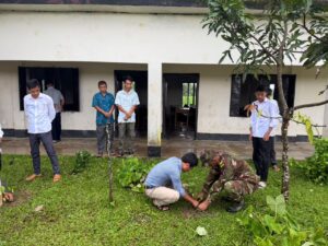 লক্ষীছড়িতে শিক্ষার্থীদের পাশে সেনাবাহিনী, দুল্লাতলী হাই স্কুলে বেঞ্চ ও ক্রীড়া সামগ্রী বিতরণ