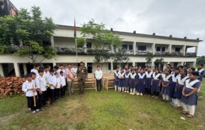লক্ষীছড়িতে শিক্ষার্থীদের পাশে সেনাবাহিনী, দুল্লাতলী হাই স্কুলে বেঞ্চ ও ক্রীড়া সামগ্রী বিতরণ