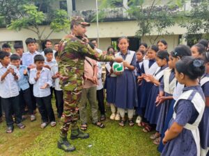 লক্ষীছড়িতে শিক্ষার্থীদের পাশে সেনাবাহিনী, দুল্লাতলী হাই স্কুলে বেঞ্চ ও ক্রীড়া সামগ্রী বিতরণ