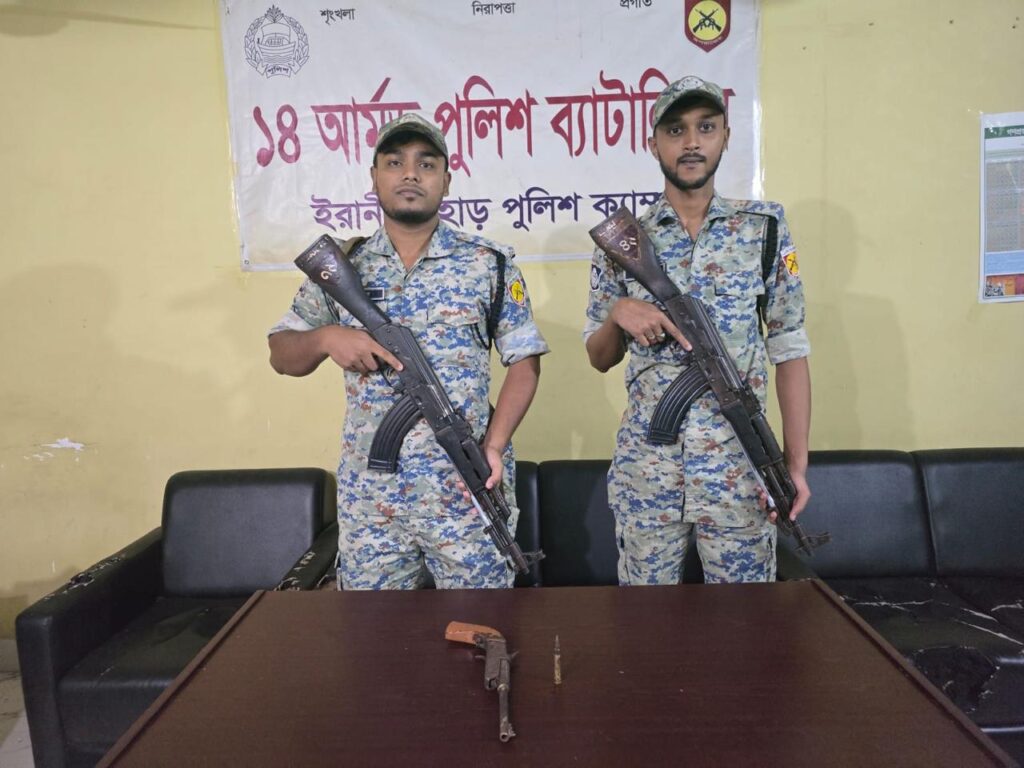রোহিঙ্গা ক্যাম্পে মাটির নিচে পুঁতে রাখা অস্ত্র-গুলি উদ্ধার
