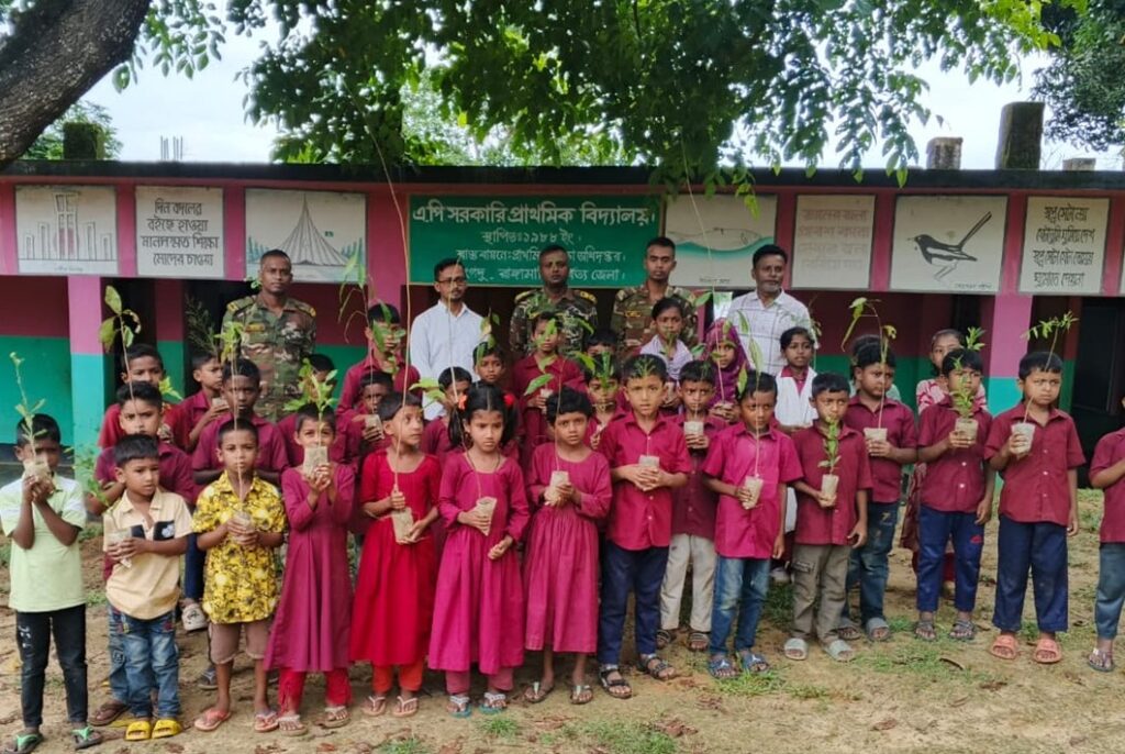 পরিবেশ সুরক্ষায় শিক্ষার্থীদের হাতে ১ হাজার চারা তুলে দিল সেনাবাহিনীর লংগদু জোন