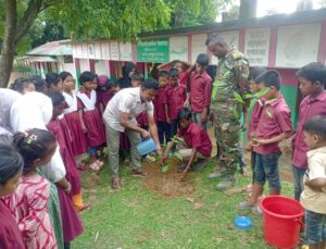 পরিবেশ সুরক্ষায় শিক্ষার্থীদের হাতে ১ হাজার চারা তুলে দিল সেনাবাহিনীর লংগদু জোন