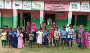 পরিবেশ সুরক্ষায় শিক্ষার্থীদের হাতে ১ হাজার চারা তুলে দিল সেনাবাহিনীর লংগদু জোন