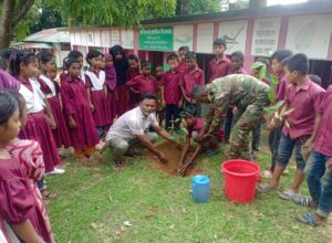 পরিবেশ সুরক্ষায় শিক্ষার্থীদের হাতে ১ হাজার চারা তুলে দিল সেনাবাহিনীর লংগদু জোন