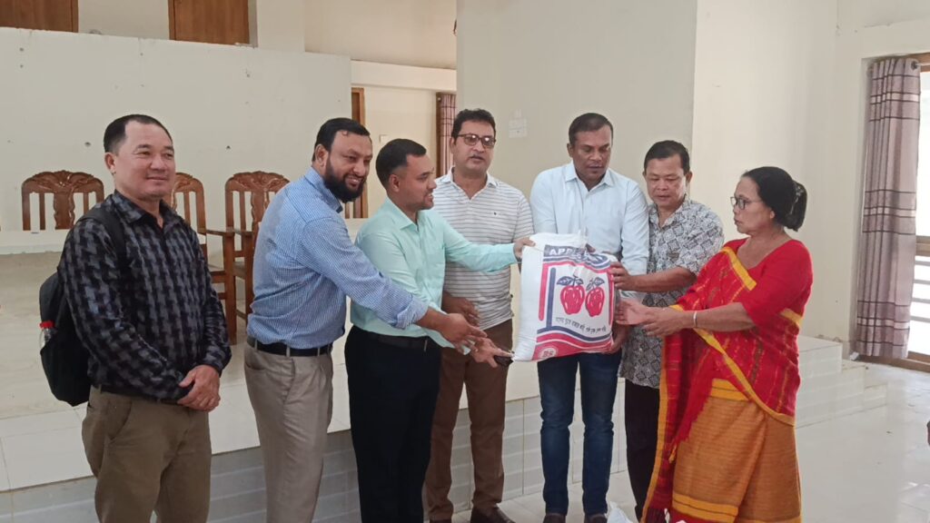 কাপ্তাইয়ে প্রাকৃতিক দুর্যোগে ক্ষতিগ্রস্ত ১০০ খামারিকে গো-খাদ্য বিতরণ