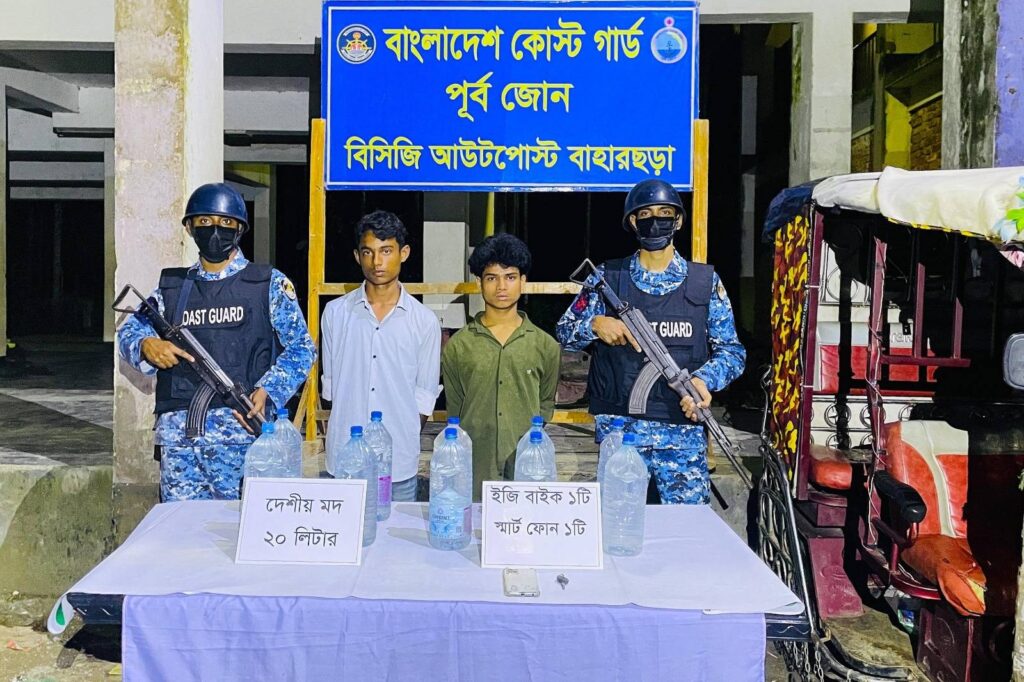 টেকনাফে দেশীয় মদসহ দুইজন আটক, জব্দ টমটম