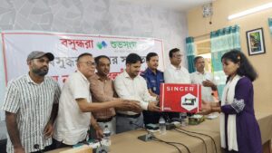 আলীকদমে ২০ অস্বচ্ছল নারীর হাতে সেলাই মেশিন তুলে দিল বসুন্ধরা শুভ সংঘ