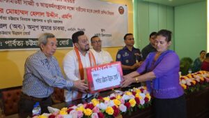 রাঙামাটিতে উন্নয়ন বোর্ডের উদ্যোগে শিক্ষাপ্রতিষ্ঠানে মাল্টিমিডিয়া সামগ্রী, নারীদের সেলাই মেশিন বিতরণ