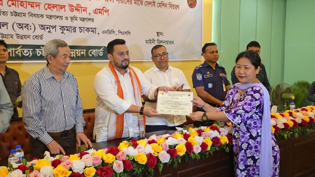 রাঙামাটিতে উন্নয়ন বোর্ডের উদ্যোগে শিক্ষাপ্রতিষ্ঠানে মাল্টিমিডিয়া সামগ্রী, নারীদের সেলাই মেশিন বিতরণ