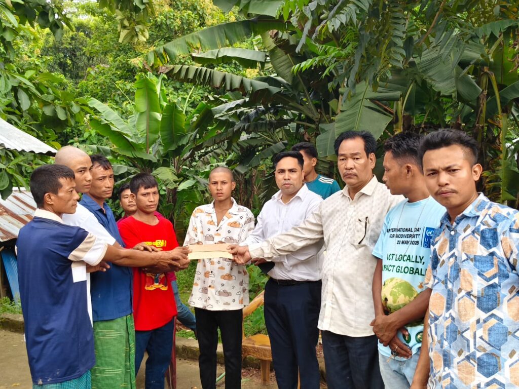 মহালছড়িতে বজ্রপাতে নিহত স্বামী-স্ত্রীর পরিবারের পাশে উপজেলা প্রশাসন