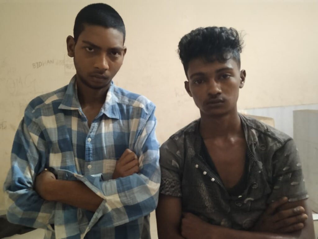 বান্দরবানে পরিত্যক্ত সরকারি ভবন থেকে অ্যালুমিনিয়াম ফ্রেম চুরি, আটক ২