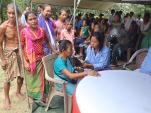 চিকিৎসাসেবা ও ওষুধ নিয়ে লক্ষীছড়ির দুর্গম দুল্লাতলীতে হতদরিদ্র পাহাড়িদের পাশে সেনাবাহিনী