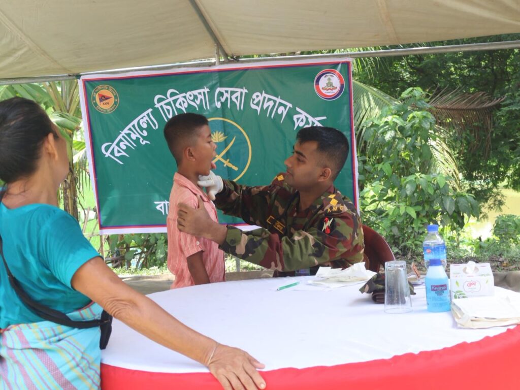 চিকিৎসাসেবা ও ওষুধ নিয়ে লক্ষীছড়ির দুর্গম দুল্লাতলীতে হতদরিদ্র পাহাড়িদের পাশে সেনাবাহিনী