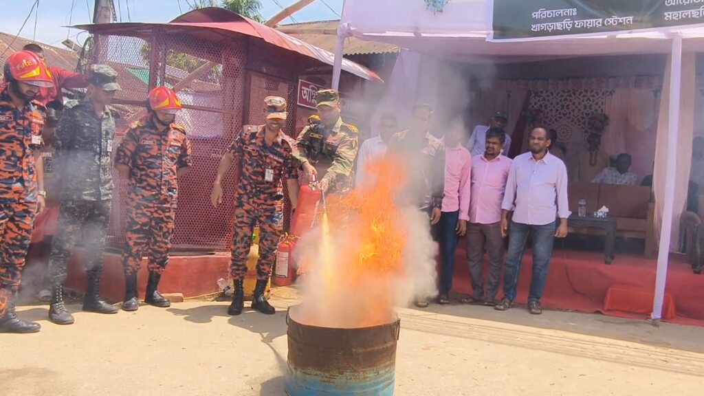 সেনাবাহিনীর উদ্যোগে মহালছড়ি বাজারে অগ্নিনির্বাপণ ব্যবস্থা উদ্বোধন, সচেতনতামূলক মহড়া