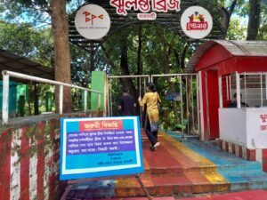 কাপ্তাই হ্রদের পানিতে ডুবছে রাঙামাটির ঝুলন্ত সেতু, পর্যটক চলাচলে সাময়িক নিষেধাজ্ঞা