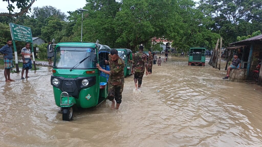 সাজেকে আটকে পড়া দেড় হাজার পর্যটককে নিরাপদে গন্তব্যে পৌঁছে দিল সেনাবাহিনী