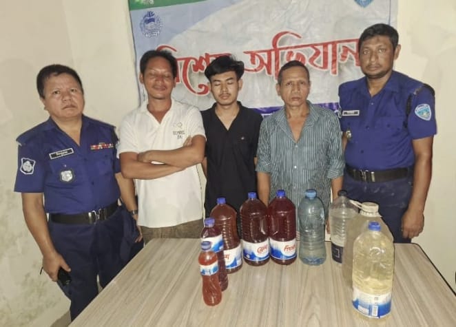 আলীকদমে পুলিশের অভিযানে চোলাইমদসহ চারজন আটক